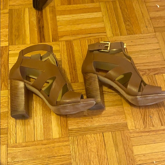 Micheal Kors Anya Open Toe Sandles - Picture 5 of 8